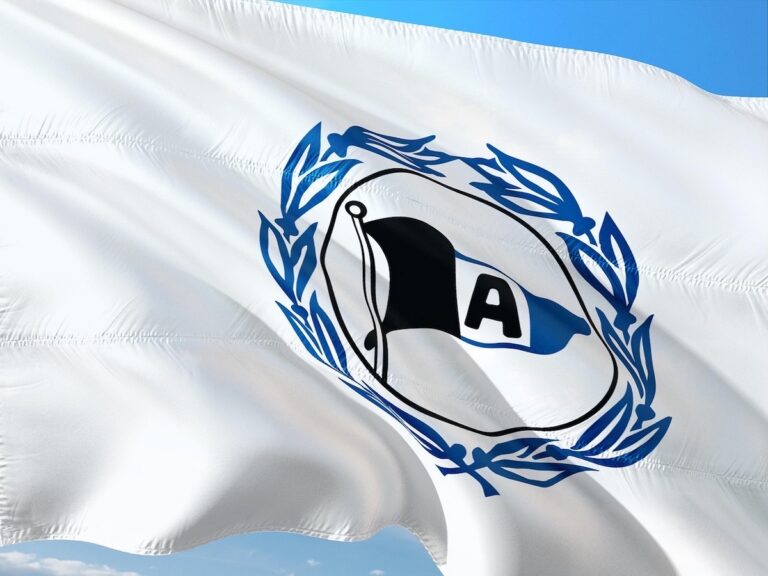 Arminia 2026 im Umbruch: Neuer Trainer, viele Fragezeichen 2 Arminia Bielefeld Fahne