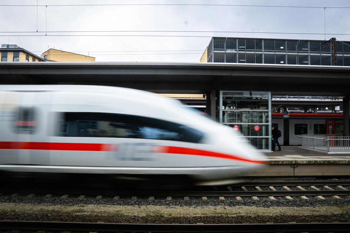 Bahn ICE Bahnhof