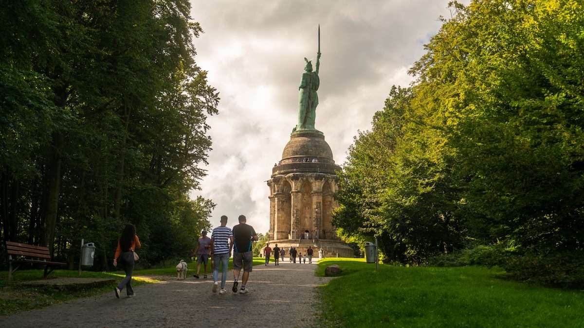 Geschichte Ostwestfalens: Wie die Region entstanden ist 1 Hermannsdenkmal als historisches Wahrzeichen in Ostwestfalen-Lippe