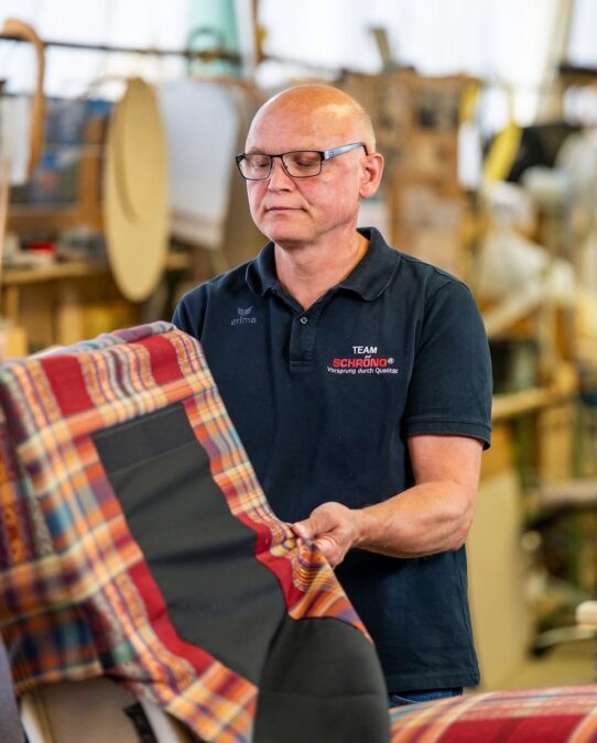 Schröno Polstermöbel in Delbrück: Sofas aus echter Handarbeit 5 Handarbeit bei Schröno Polstermöbel